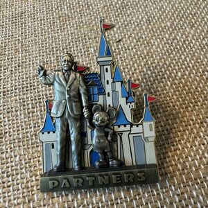 DISNEY‎ Walt and Mickey Partners Cinderella Castle Pin, 2002